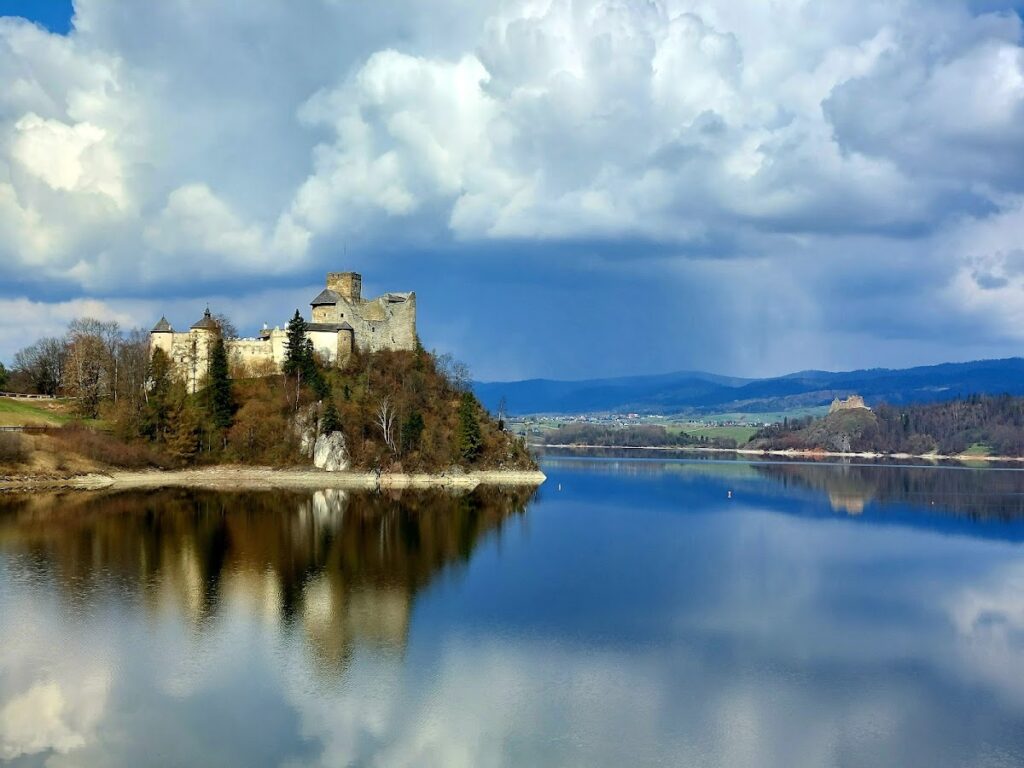 Niedzica Castle: A Medieval Frontier Fortress in Poland 1 Niedzica Castle