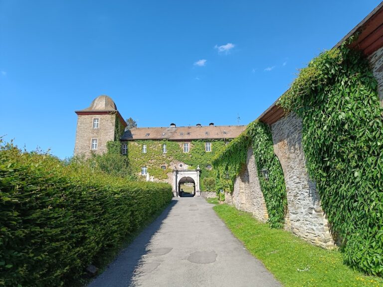 Burg Schnellenberg: A Medieval Fortress and Renaissance Residence in Germany