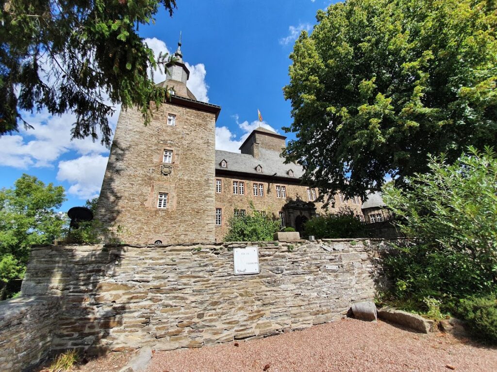 Burg Schnellenberg: A Medieval Fortress and Renaissance Residence in Germany 3 Burg Schnellenberg