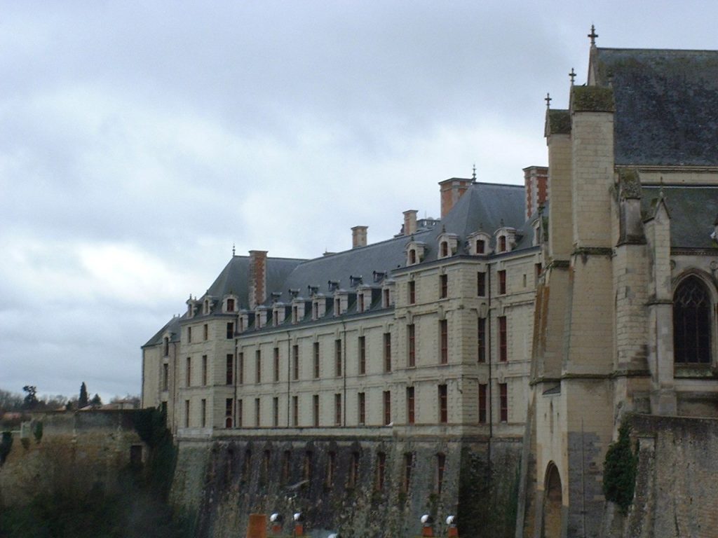 Château de Thouars: A French Ducal Residence and Historic Monument 1 Château de Thouars