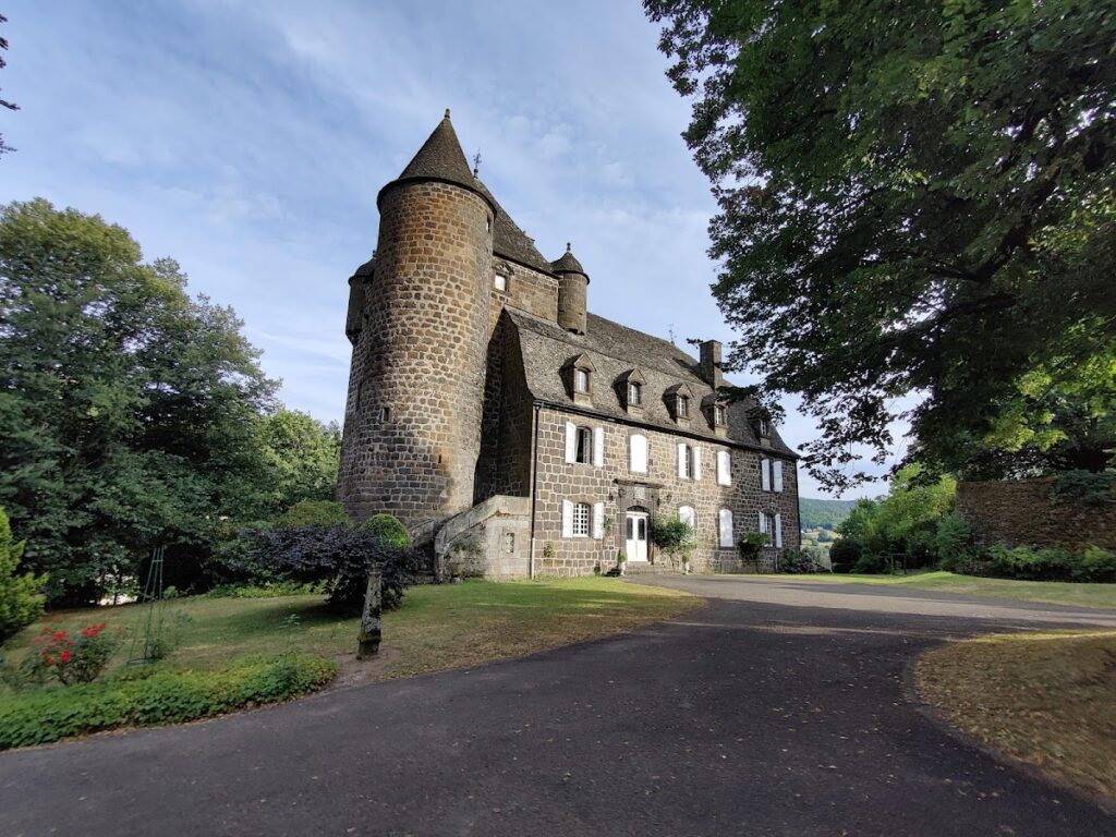 Comblat-le-Château: A Medieval Castle Complex in France 1 Comblat-le-Château