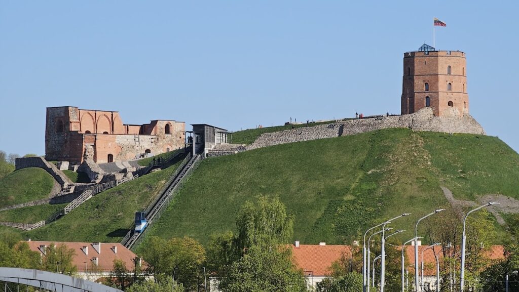 Upper Castle in Vilnius: A Lithuanian Fortress on Castle Hill 2 Zamek Górny w Wilnie