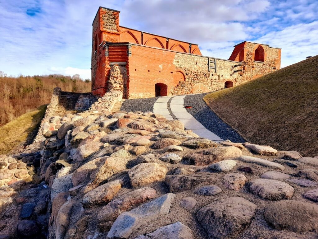Upper Castle in Vilnius: A Lithuanian Fortress on Castle Hill 4 Zamek Górny w Wilnie