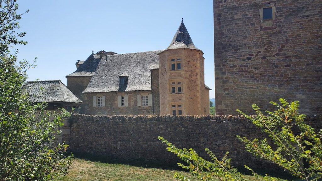Château de Tholet: A Medieval Fortress and Renaissance Manor in France 1 Château de Tholet