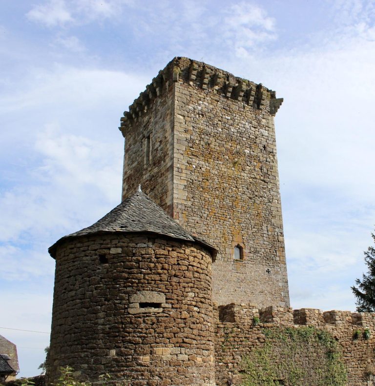 Château de Tholet: A Medieval Fortress and Renaissance Manor in France