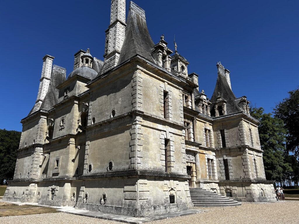 Château de Bailleul: a Renaissance Residence in France 1 Château de Bailleul
