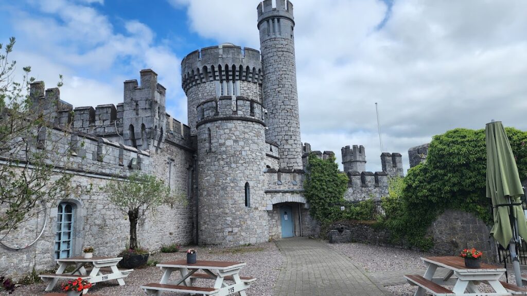 Blackrock Castle: A Coastal Fortification and Observatory in Ireland 2 Blackrock Castle
