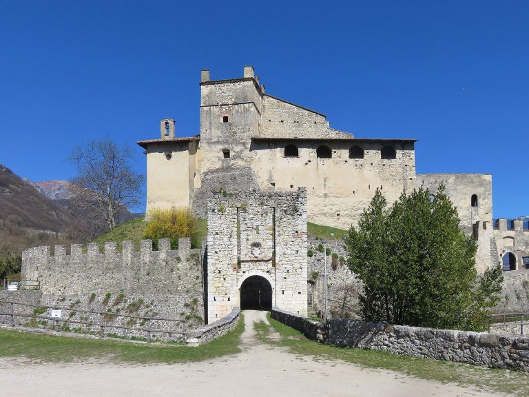 Castelnuovo di Noarna: A Medieval Castle and Renaissance Residence in Italy