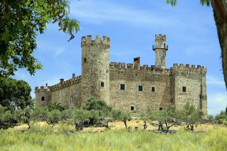 Castillo de las Arguijuelas de Arriba: A Sixteenth-Century Palatial Castle in Spain