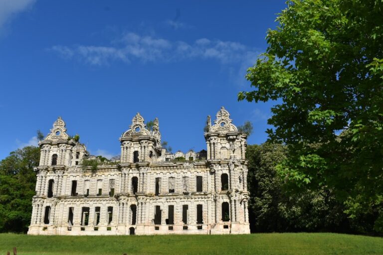 Château Mennechet: An Unfinished Museum-Gallery in France