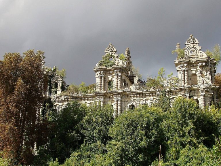 Château Mennechet: An Unfinished Museum-Gallery in France