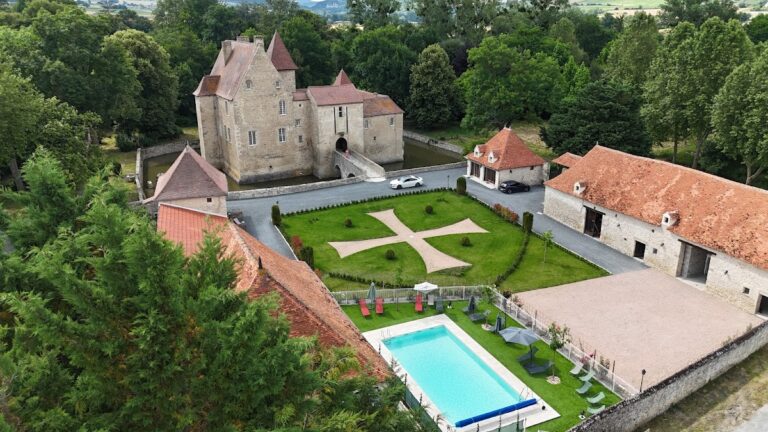 Château de la Mothe: A Fortified Estate in Vicq, France