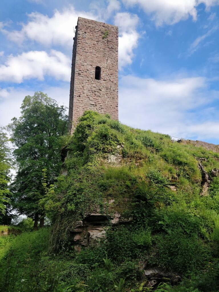 Scharfenberg Castle: A Hohenstaufen Rock Castle in Germany