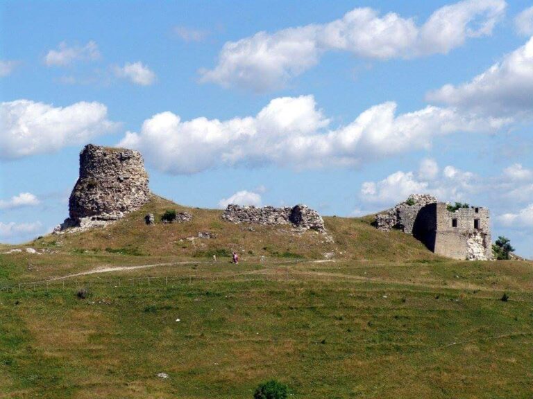 Glamoč Fortress: A Medieval and Ottoman Hilltop Fortress in Bosnia and Herzegovina