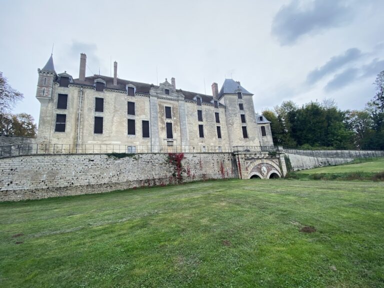 Château de Vendeuvre-sur-Barse: A Medieval Fortified Château in France