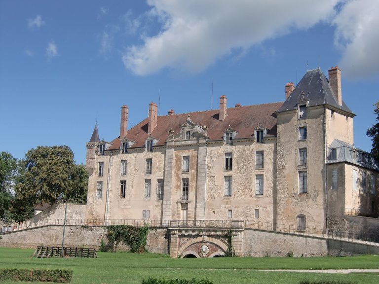 Château de Vendeuvre-sur-Barse: A Medieval Fortified Château in France