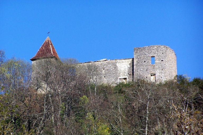 Château du Cros: A Ruined Fortress Overlooking the Garonne