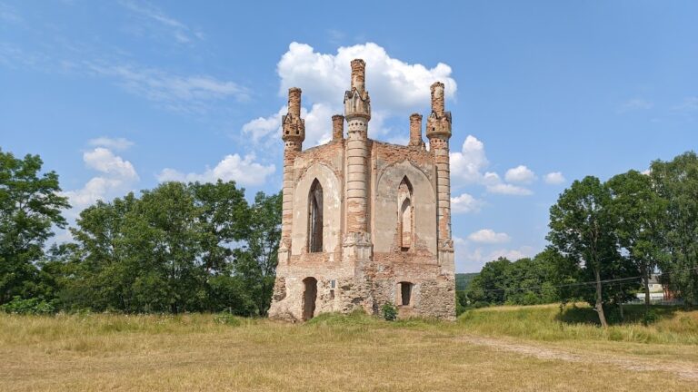 Novomalyn Castle: A Medieval Fortress and Palace Complex in Ukraine