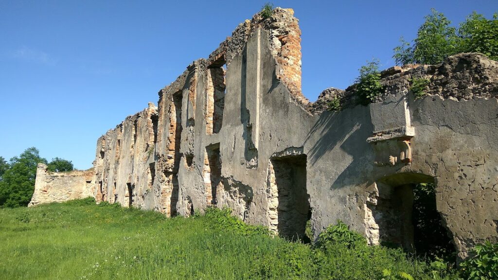 Novomalyn Castle: A Medieval Fortress and Palace Complex in Ukraine 2 Novomalyn Castle