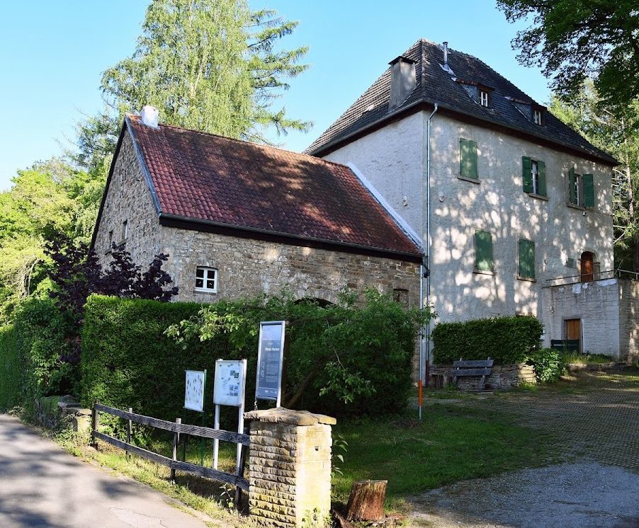 Husen Castle: A Medieval Tower House and Estate in Dortmund 2 Husen Castle