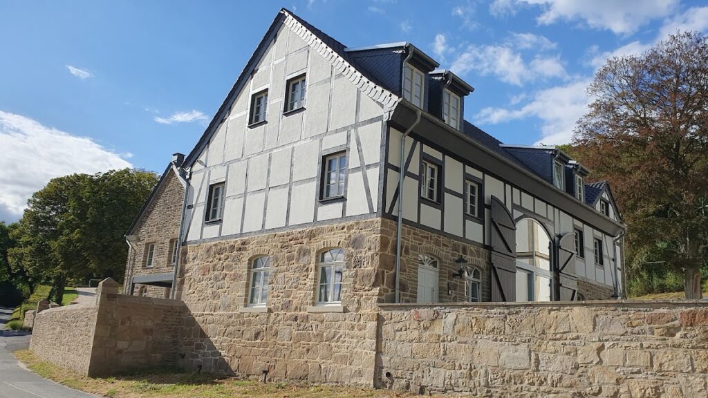 Husen Castle: A Medieval Tower House and Estate in Dortmund 4 Husen Castle