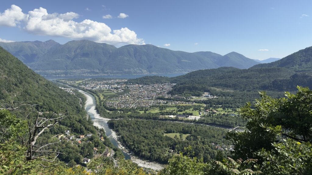Castelliere: A Late Roman Fortification in Switzerland 2 Castelliere