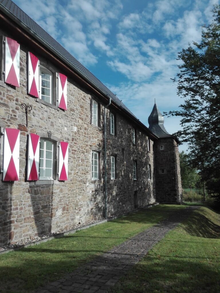 Haus Sülz: A Former Fortified Residence in Lohmar, Germany