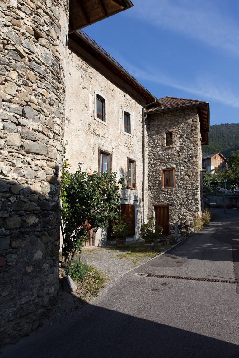 Château de la Roche: A Medieval Fortified House in Switzerland