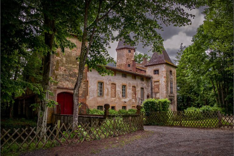 Château d’Estours: A Medieval Fortified Manor House in France