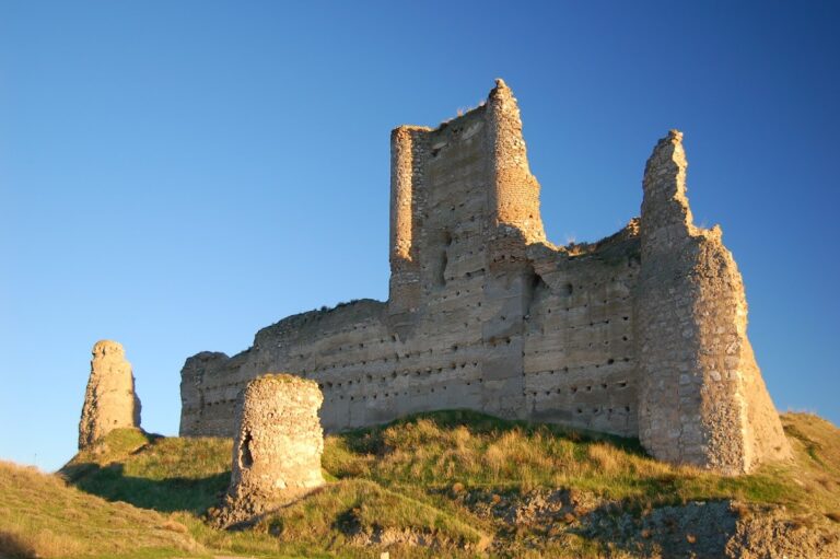 Castle of Fuentidueña de Tajo: medieval hilltop fortress and former stronghold