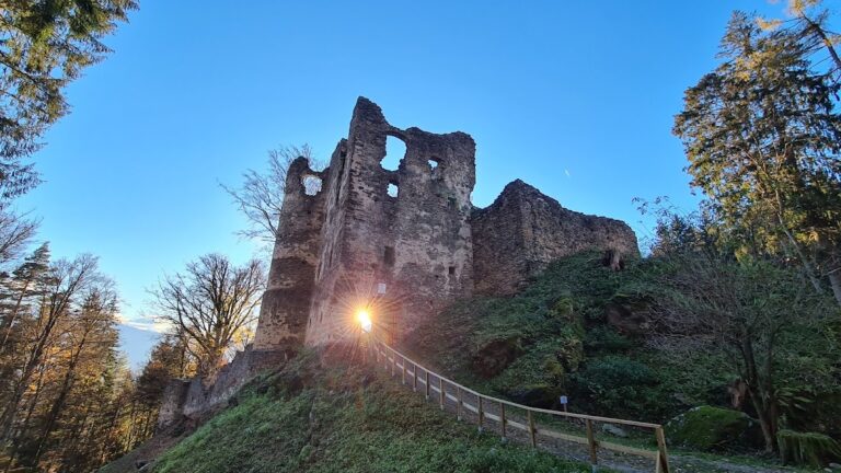 Aichelberg Castle: A Medieval Rock Fortress in Austria