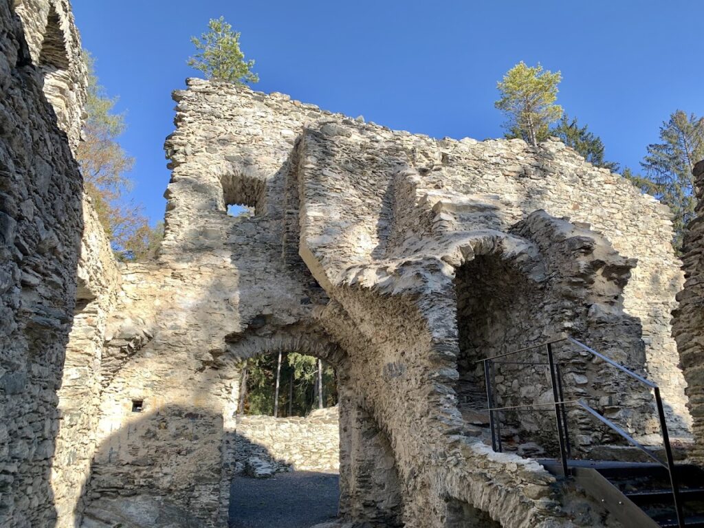 Aichelberg Castle: A Medieval Rock Fortress in Austria 2 Aichelberg Castle