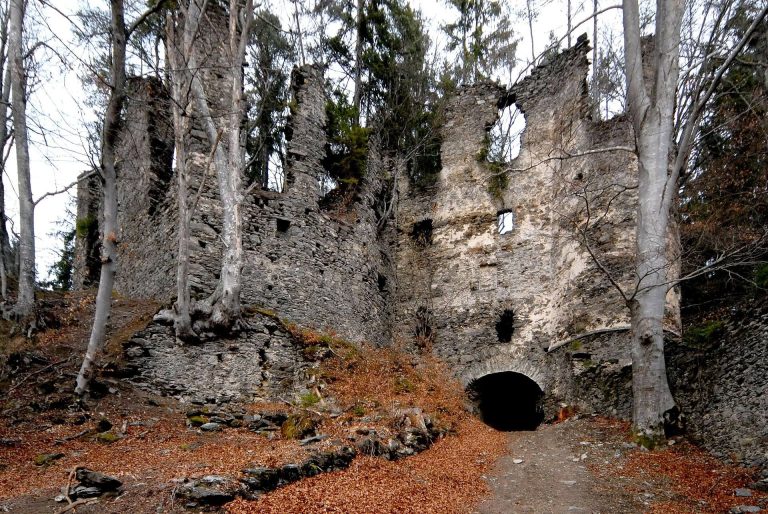 Aichelberg Castle: A Medieval Rock Fortress in Austria