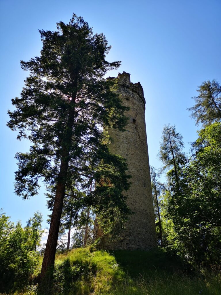 Neu-Süns Castle: A Medieval Hill Castle in Switzerland