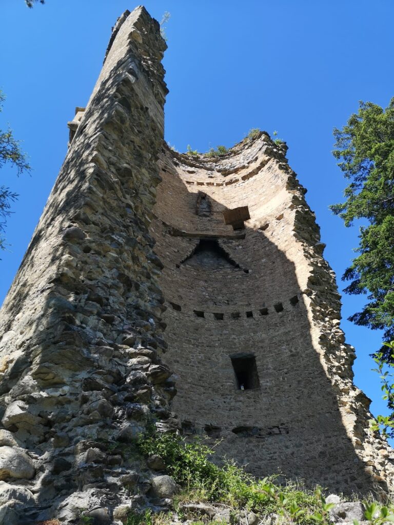 Neu-Süns Castle: A Medieval Hill Castle in Switzerland 2 Neu-Süns Castle