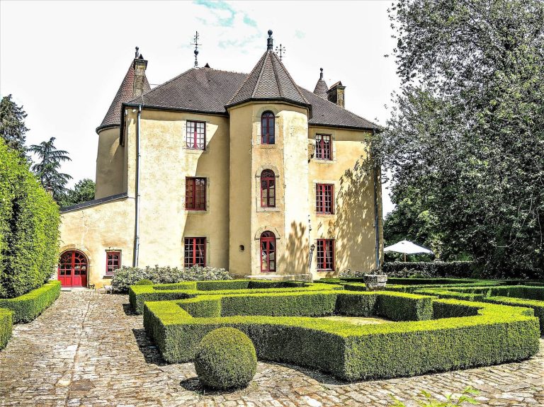 Château d’Ouge: A Fortified Seigneurial Residence in France