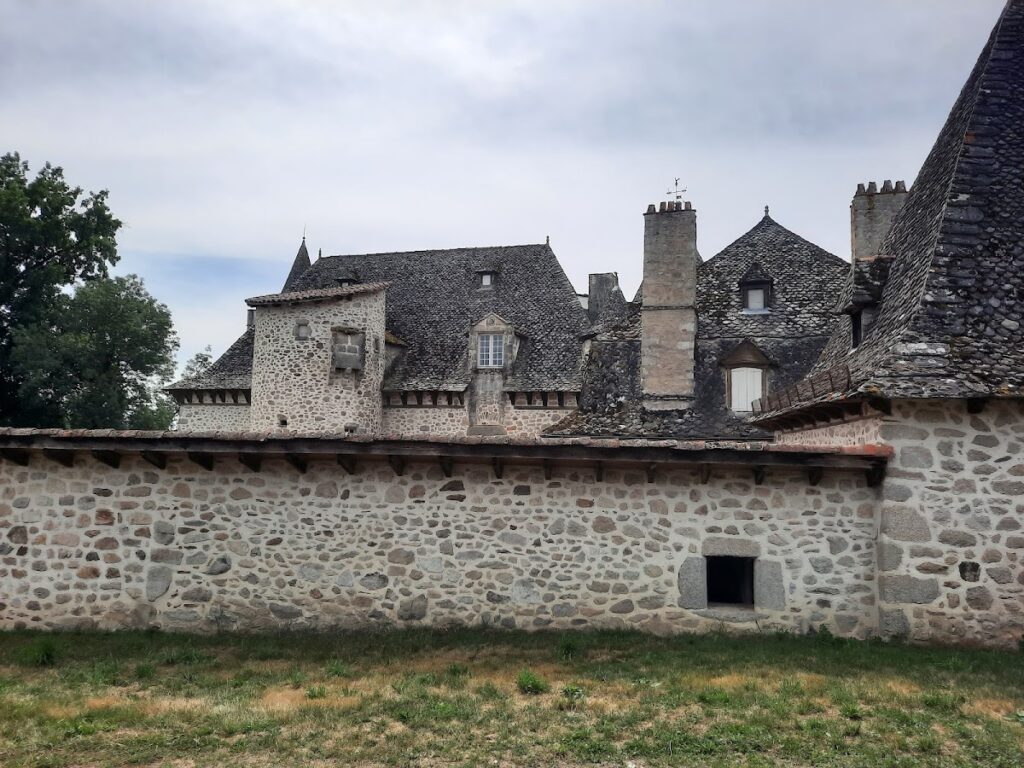 Château d'Entraygues (Cantal): A Seigniorial Residence in Boisset, France 2 Château d'Entraygues (Cantal)