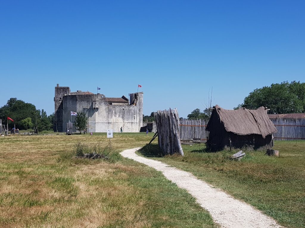 Château de Saint-Jean-d'Angle: A Fortified Castle Protecting the Salt Marshes 2 Château de Saint-Jean-d'Angle
