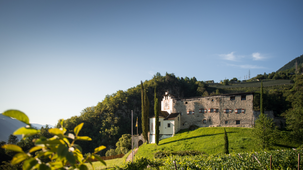 Braunsberg Castle: A Medieval Hill Castle in Italy 1 Braunsberg Castle