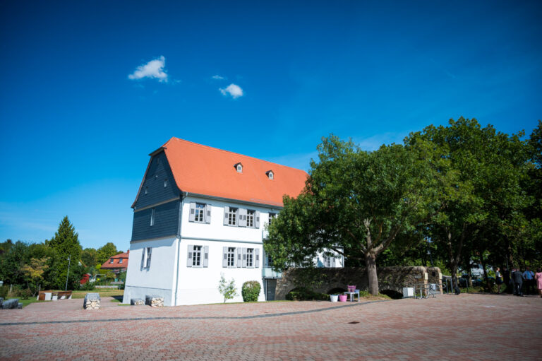 Wasserburg Nieder-Rosbach: A Water Castle and Municipal Community Centre in Germany