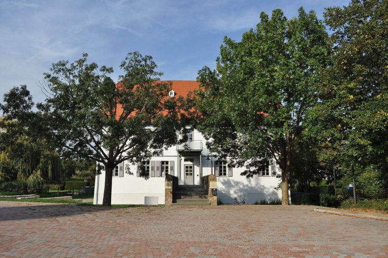 Wasserburg Nieder-Rosbach: A Water Castle and Municipal Community Centre in Germany