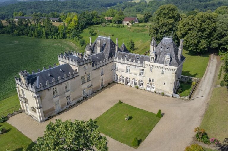 Château de Montardy: A Fortified Noble Residence in France