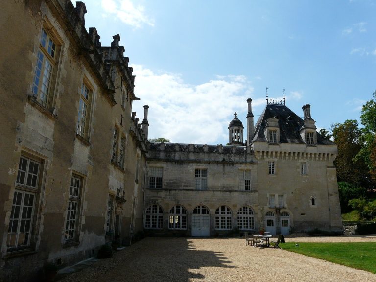 Château de Montardy: A Fortified Noble Residence in France