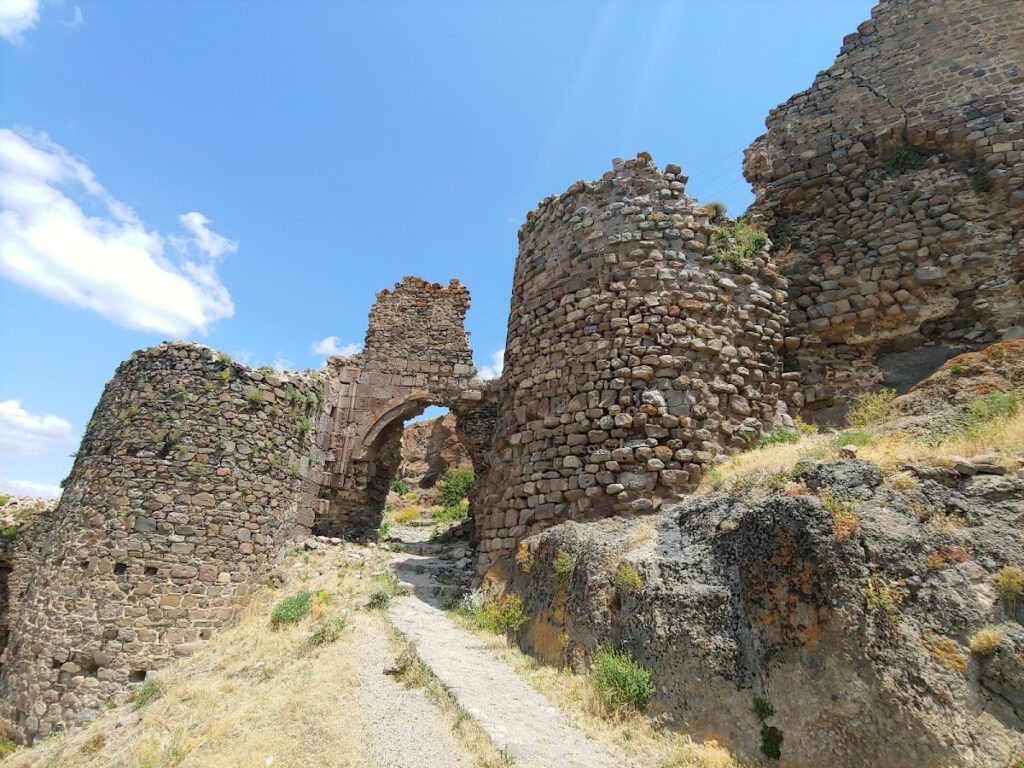 Castle of Şebinkarahisar: A Multi-Period Fortress in Türkiye 4 Castle of Şebinkarahisar