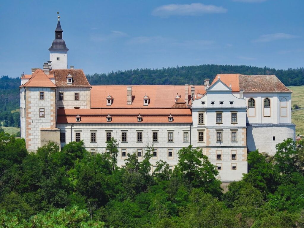 Jevišovice Castle: A Medieval Castle Site in Czechia 1 Burg Jevišovice