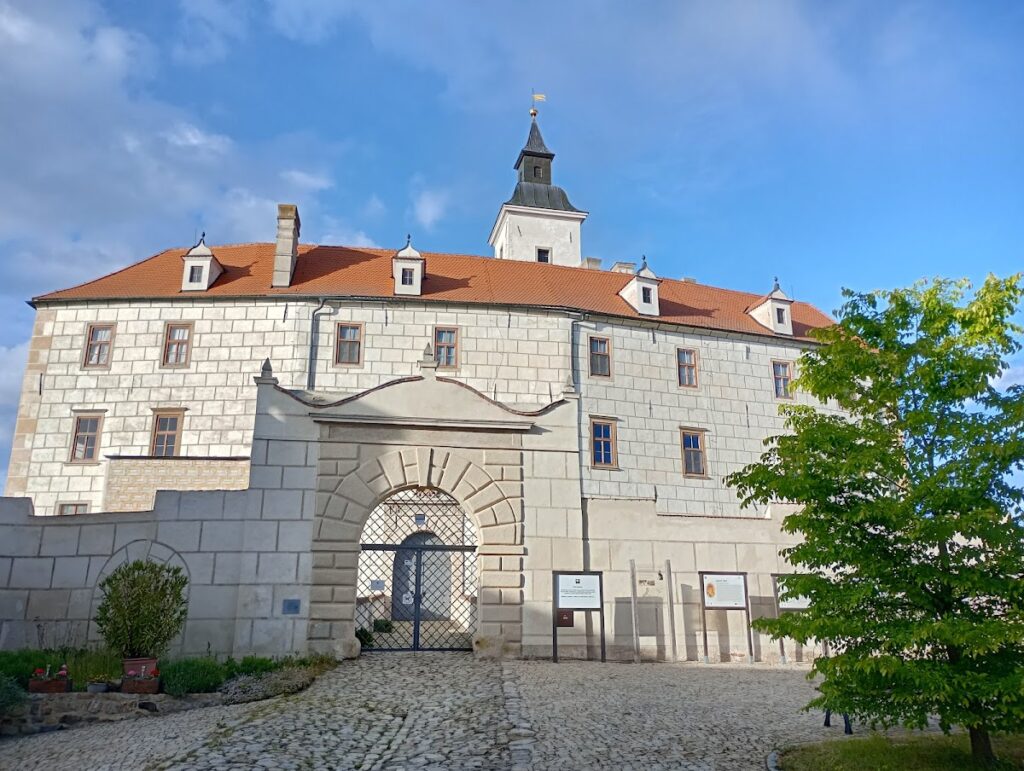 Jevišovice Castle: A Medieval Castle Site in Czechia 2 Burg Jevišovice