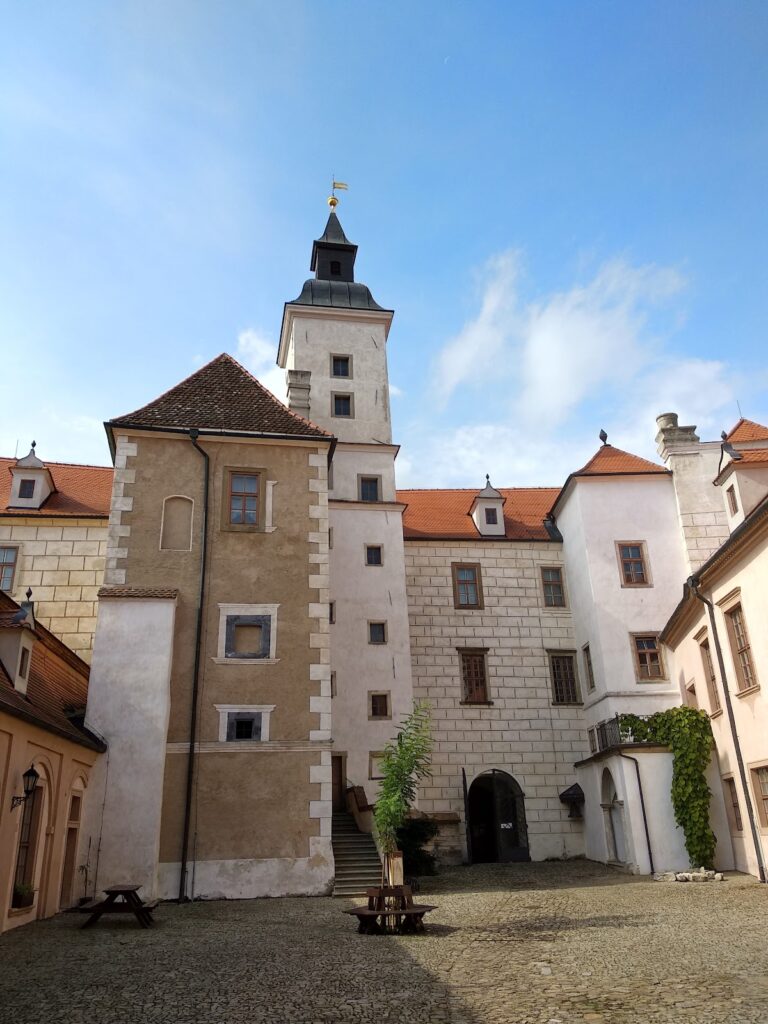 Jevišovice Castle: A Medieval Castle Site in Czechia 3 Burg Jevišovice