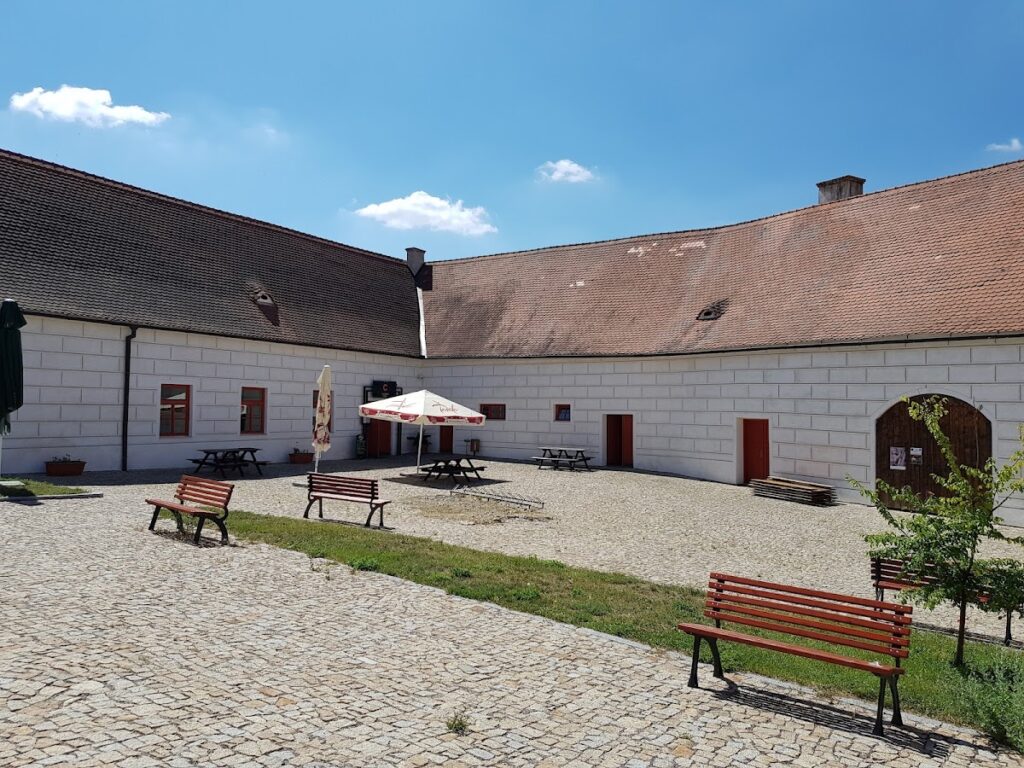 Jevišovice Castle: A Medieval Castle Site in Czechia 5 Burg Jevišovice