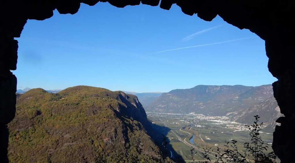 Leuchtenburg: A Medieval Hilltop Castle Ruin in Italy 3 Leuchtenburg