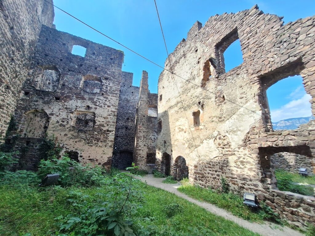 Leuchtenburg: A Medieval Hilltop Castle Ruin in Italy 5 Leuchtenburg